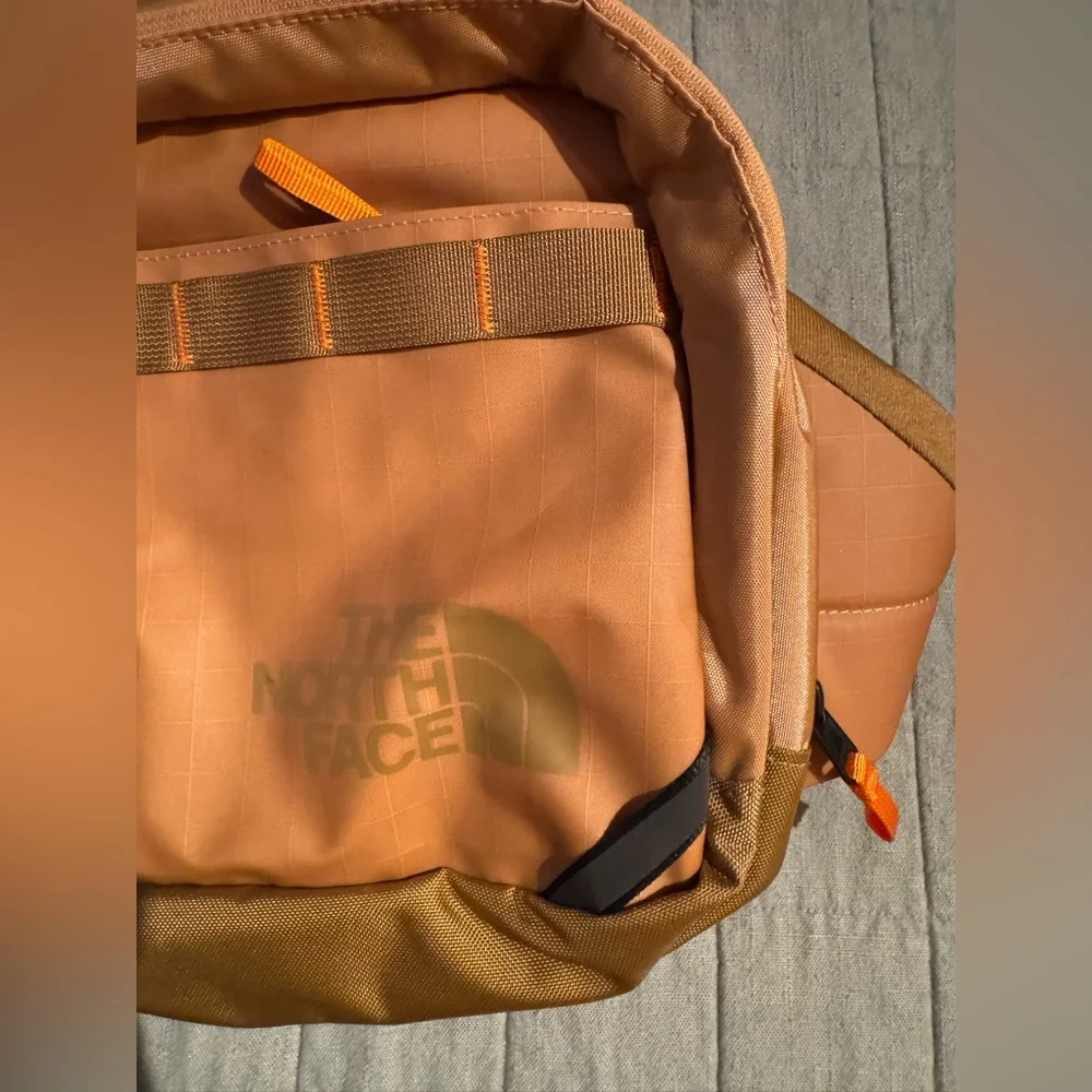 THE NORTH FACE Base Camp Voyager Sling Bag - Picture 10 of 13